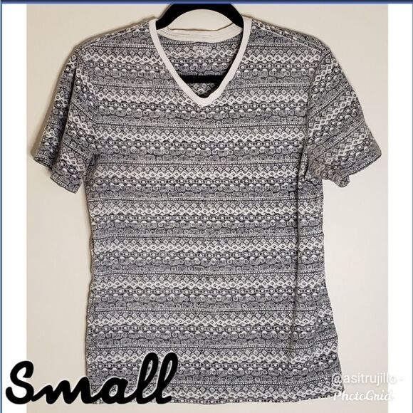 Mossimo Supply Co. Tops - COPY - Mossimo Geometric Pattern Tee Shirt - Small